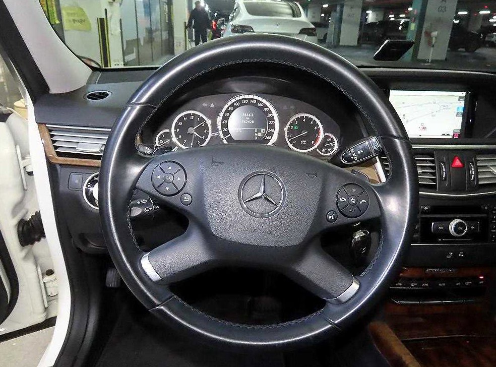 벤츠 E 클래스 E300 엘레강스 사진 8