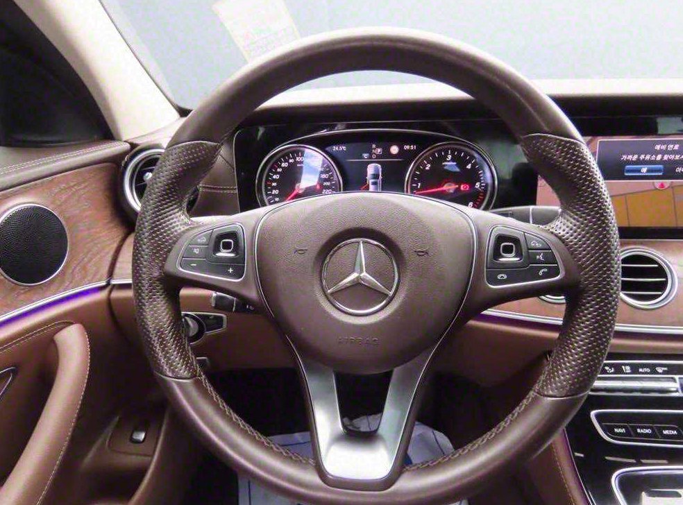 벤츠 E 클래스 E220d 익스클루시브 사진 10