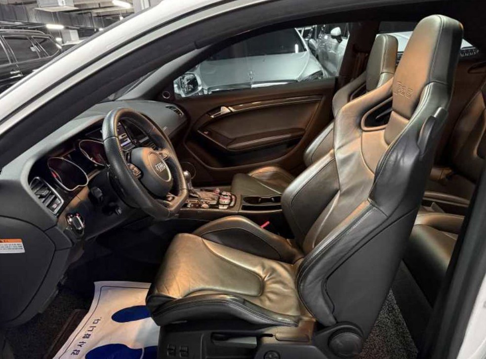 아우디 RS5 4.2 FSI 콰트로 사진 9