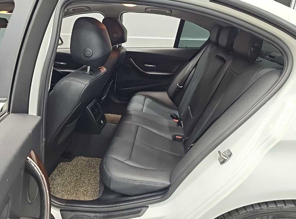BMW 3시리즈 320d 사진 12