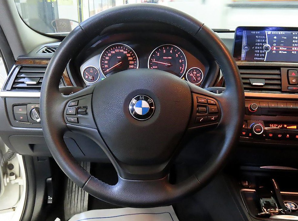 BMW 3시리즈 320i 사진 8