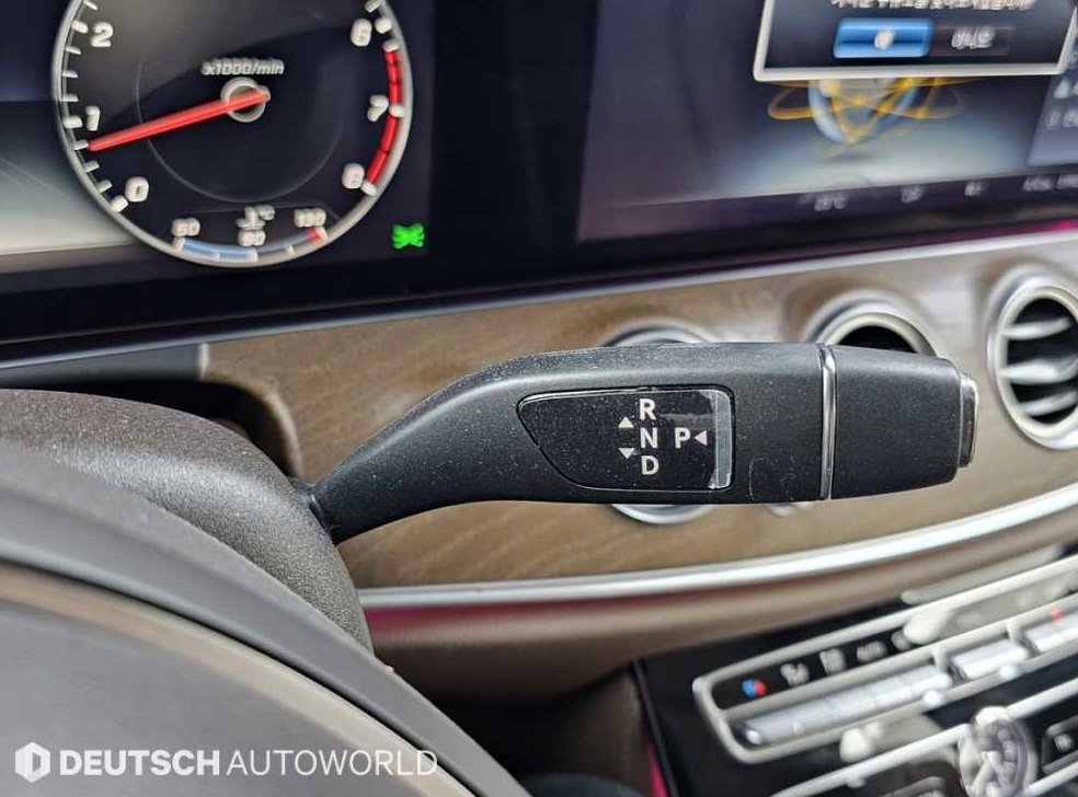 벤츠 E 클래스 E300 4MATIC 익스클루시브 사진 9