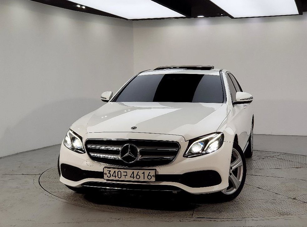 벤츠 E 클래스 E220d 아방가르드 사진 2