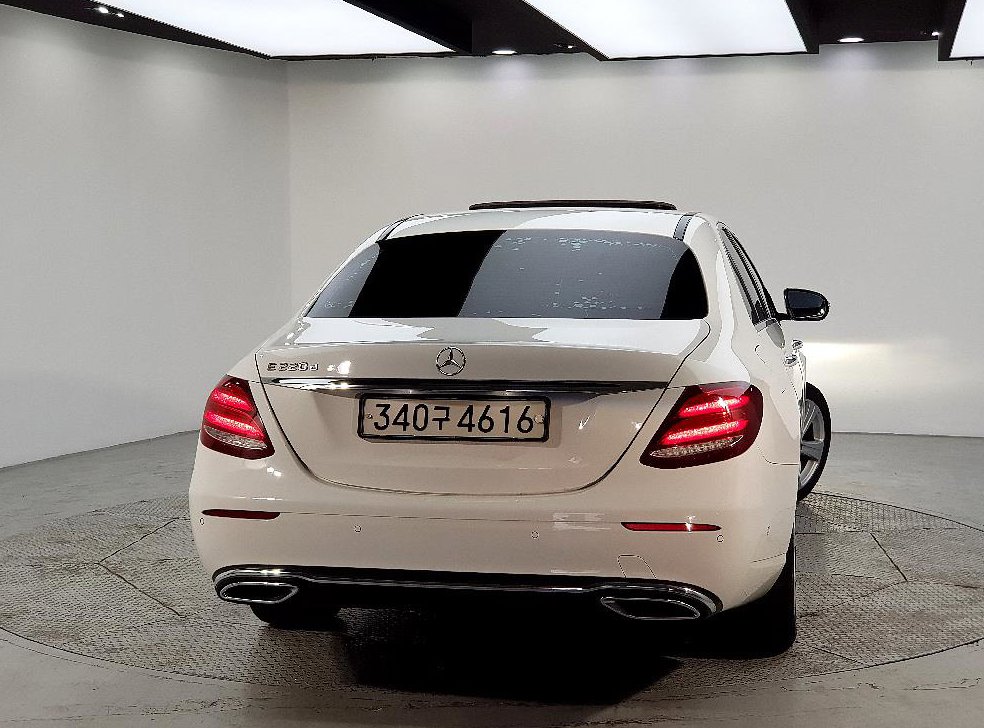 벤츠 E 클래스 E220d 아방가르드 사진 3