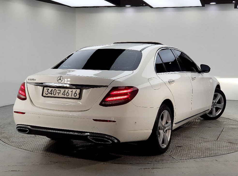 벤츠 E 클래스 E220d 아방가르드 사진 4