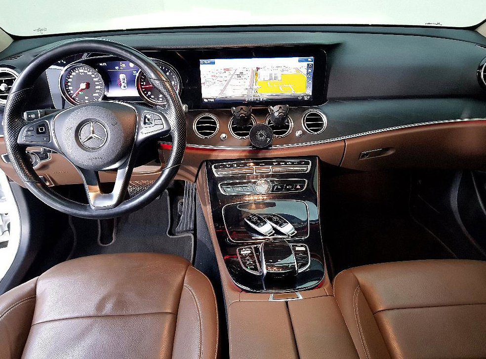 벤츠 E 클래스 E220d 아방가르드 사진 5