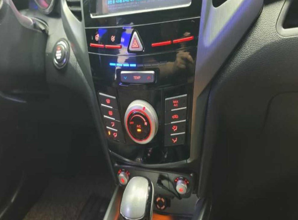 KG모빌리티(쌍용)  티볼리 2WD 가솔린 VX 사진 15