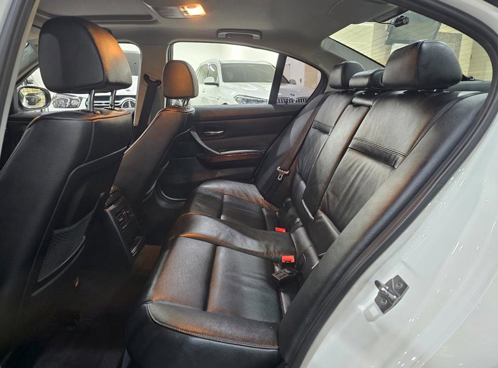BMW 3시리즈 320i 세단 사진 11
