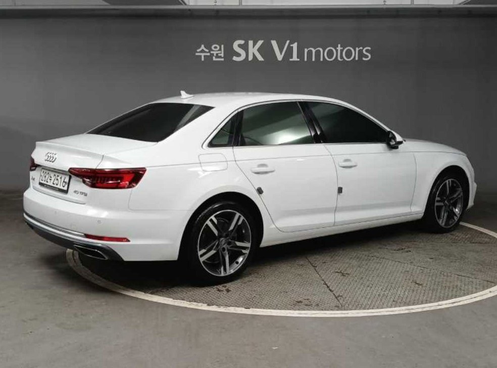 아우디 A4 40 TFSI 프리미엄 사진 4