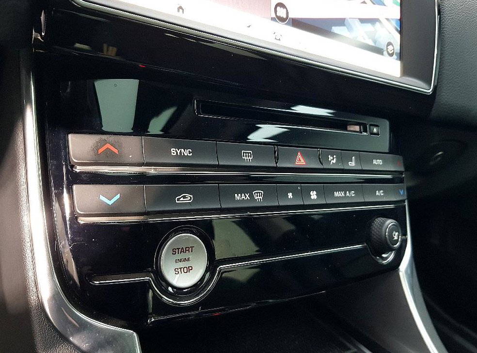 재규어 XE 2.0T 프레스티지 사진 12