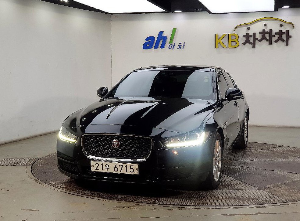 재규어 XE 2.0T 프레스티지 사진 2