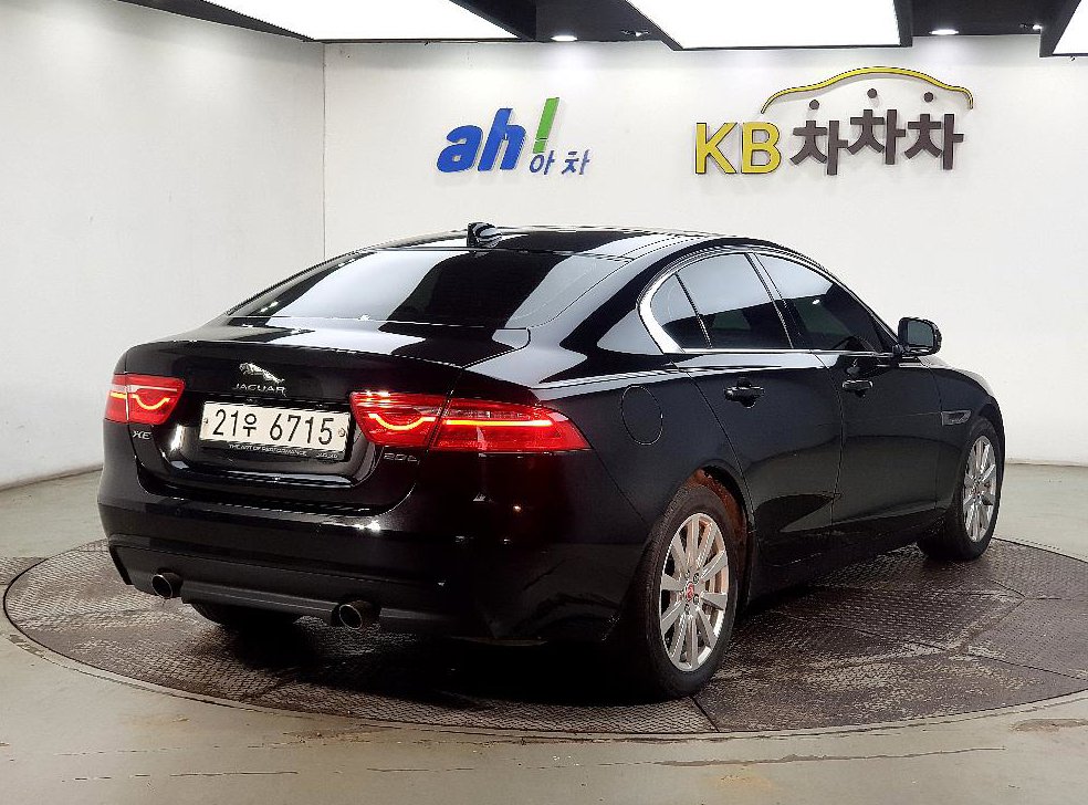 재규어 XE 2.0T 프레스티지 사진 4