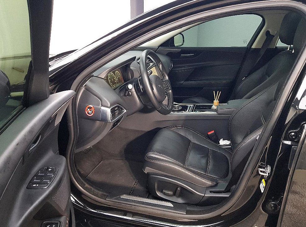 재규어 XE 2.0T 프레스티지 사진 8