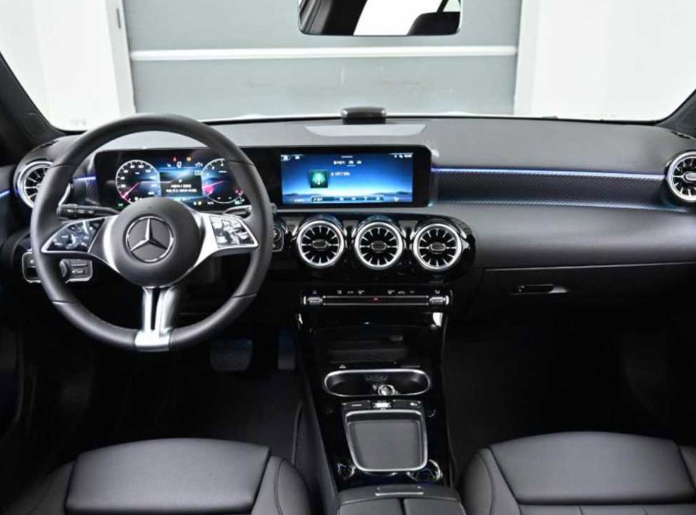 벤츠 A 클래스 A220 해치백 사진 7