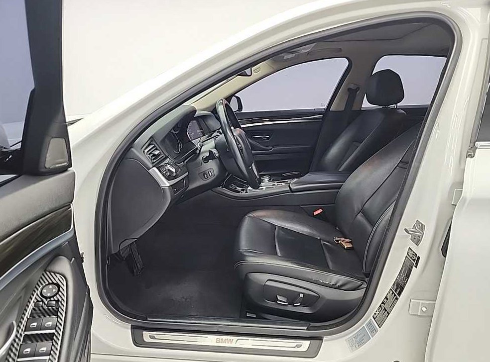 BMW 5시리즈 520d xDrive 럭셔리 사진 11