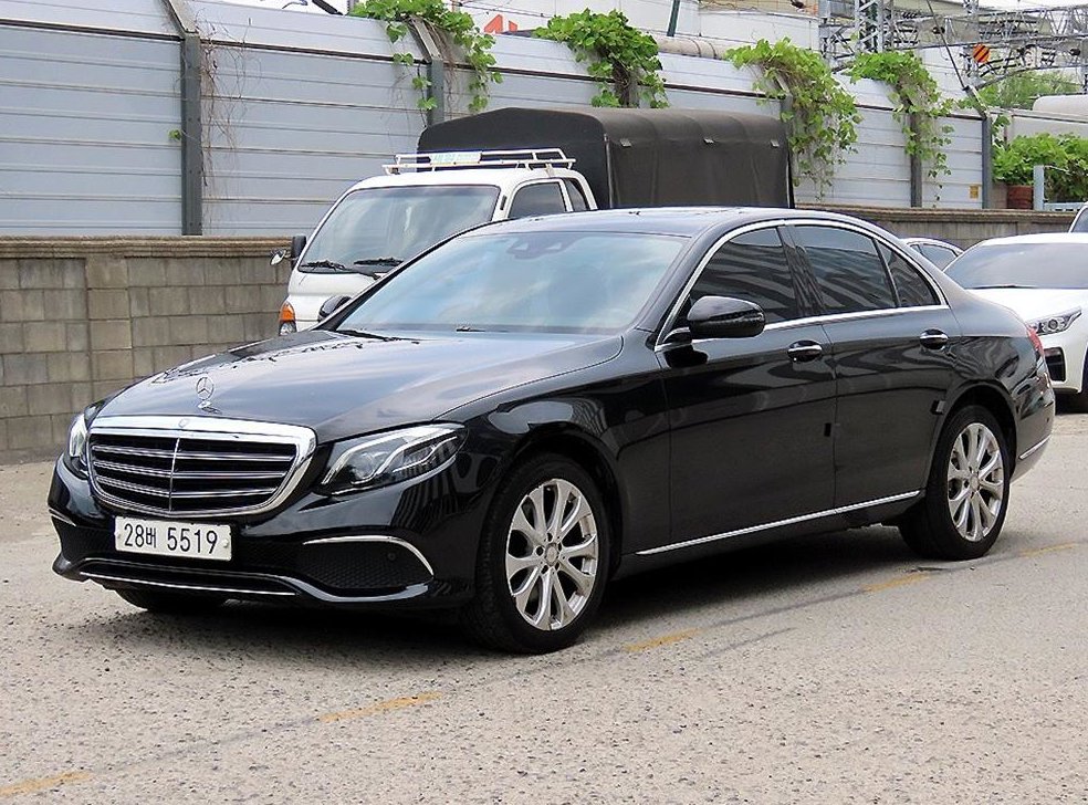 벤츠 E 클래스 E220d 4MATIC 익스클루시브 사진 2