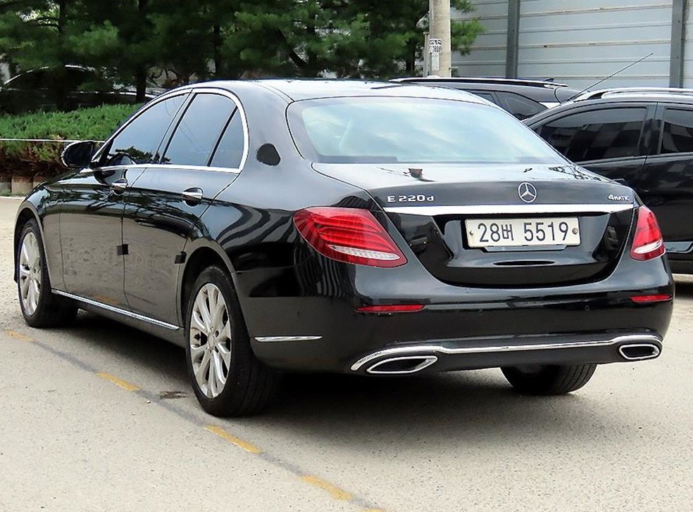 벤츠 E 클래스 E220d 4MATIC 익스클루시브 사진 3
