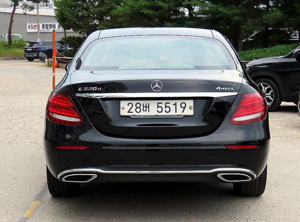 벤츠 E 클래스 E220d 4MATIC 익스클루시브 사진 4