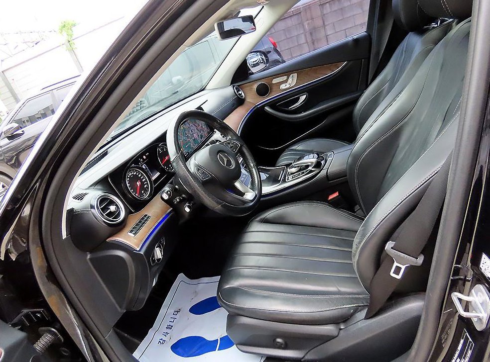 벤츠 E 클래스 E220d 4MATIC 익스클루시브 사진 5