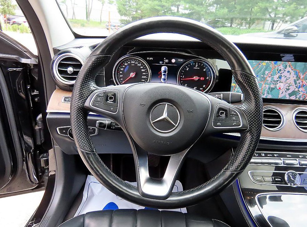 벤츠 E 클래스 E220d 4MATIC 익스클루시브 사진 8