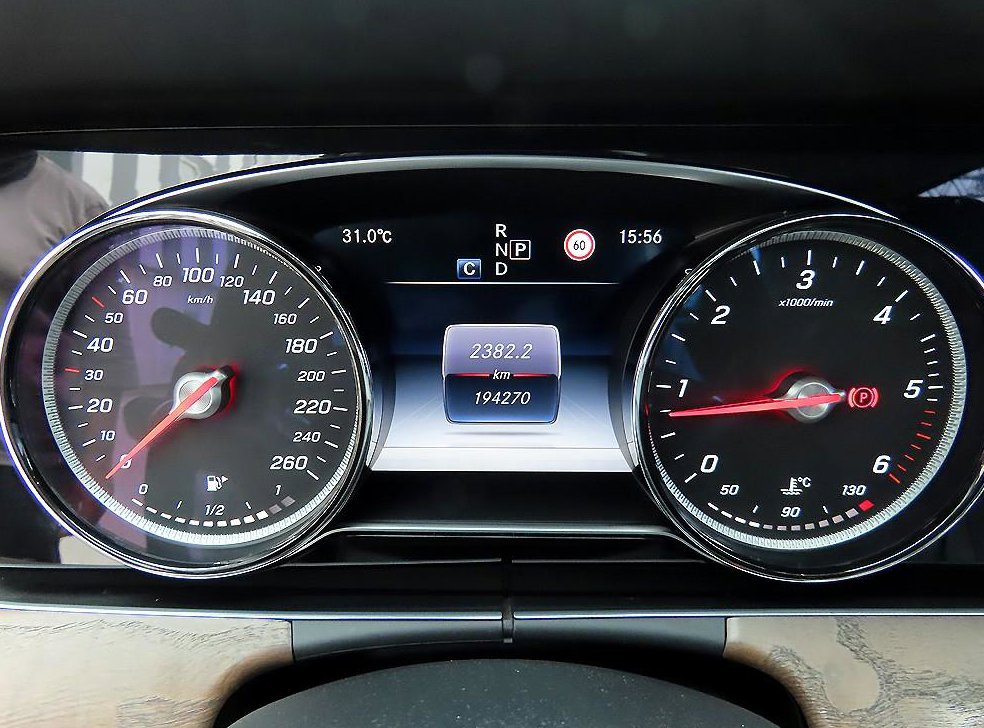 벤츠 E 클래스 E220d 4MATIC 익스클루시브 사진 9