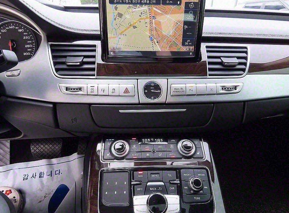 아우디 A8 60 TFSI 콰트로 LWB 사진 11