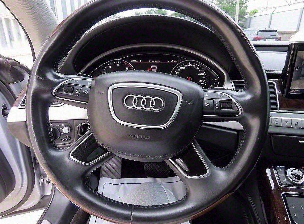 아우디 A8 60 TFSI 콰트로 LWB 사진 9
