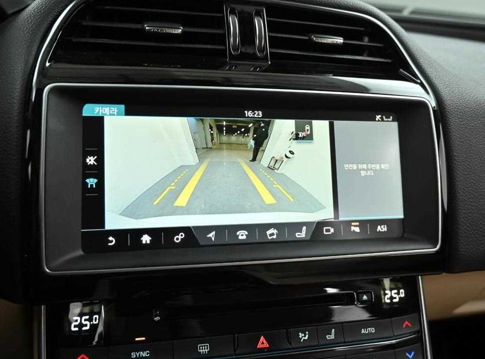 재규어 XE 2.0D 프레스티지 AWD 사진 16