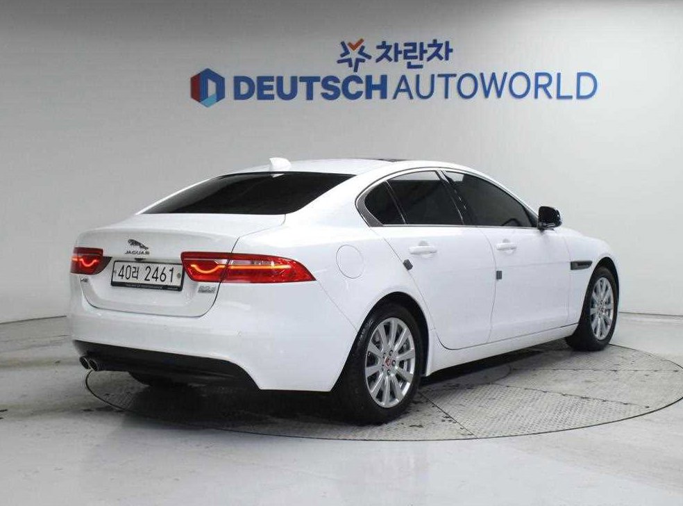 재규어 XE 2.0D 프레스티지 AWD 사진 3