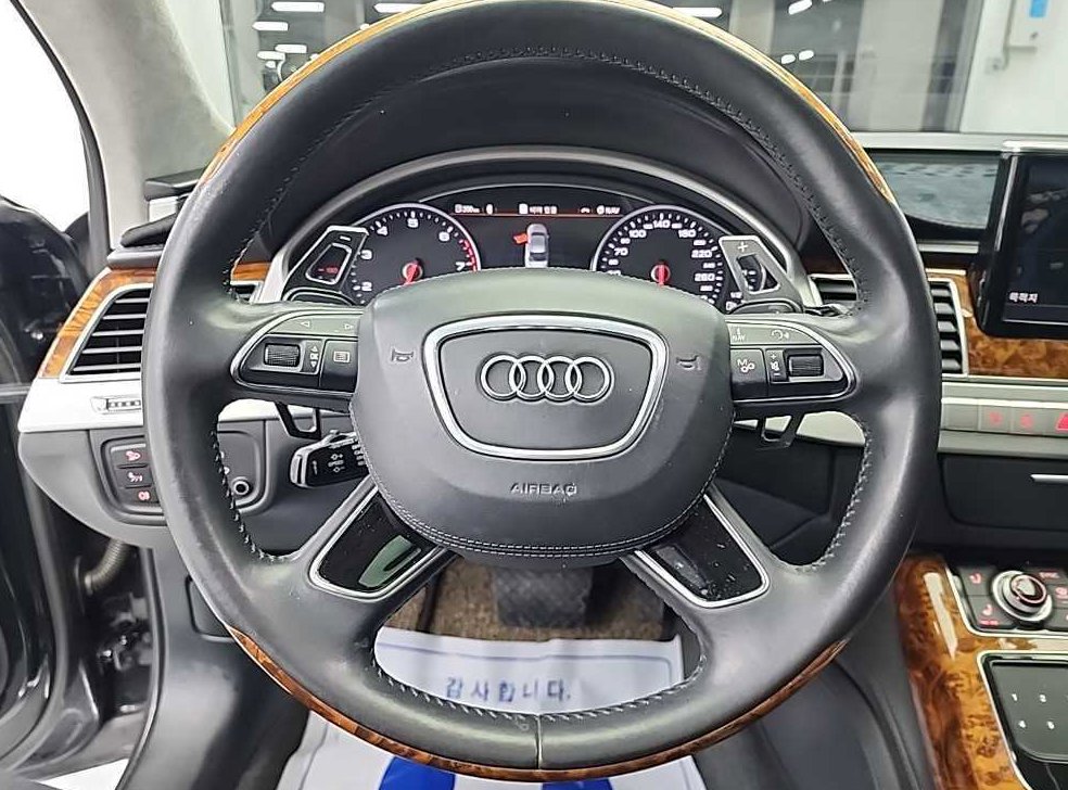 아우디 A8 6.3 FSI 콰트로 LWB 사진 9