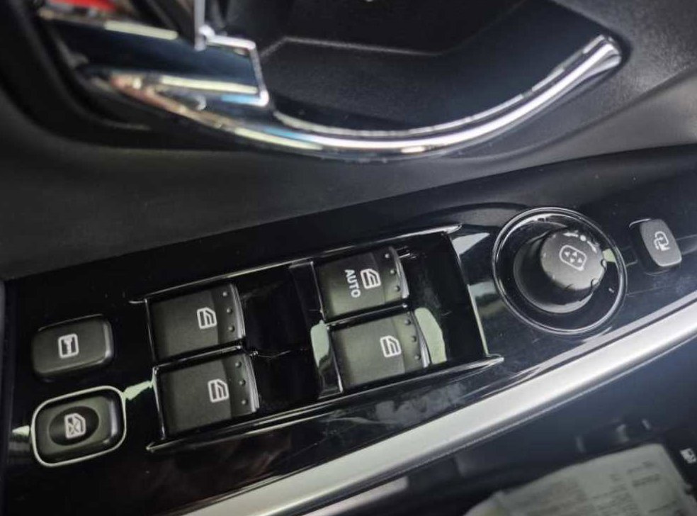 KG모빌리티(쌍용)  코란도 2WD 2.0 CVT 사진 17