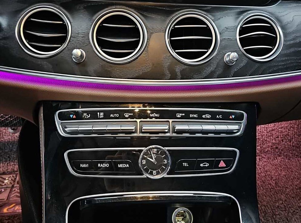 벤츠 E 클래스 E220d 아방가르드 사진 10