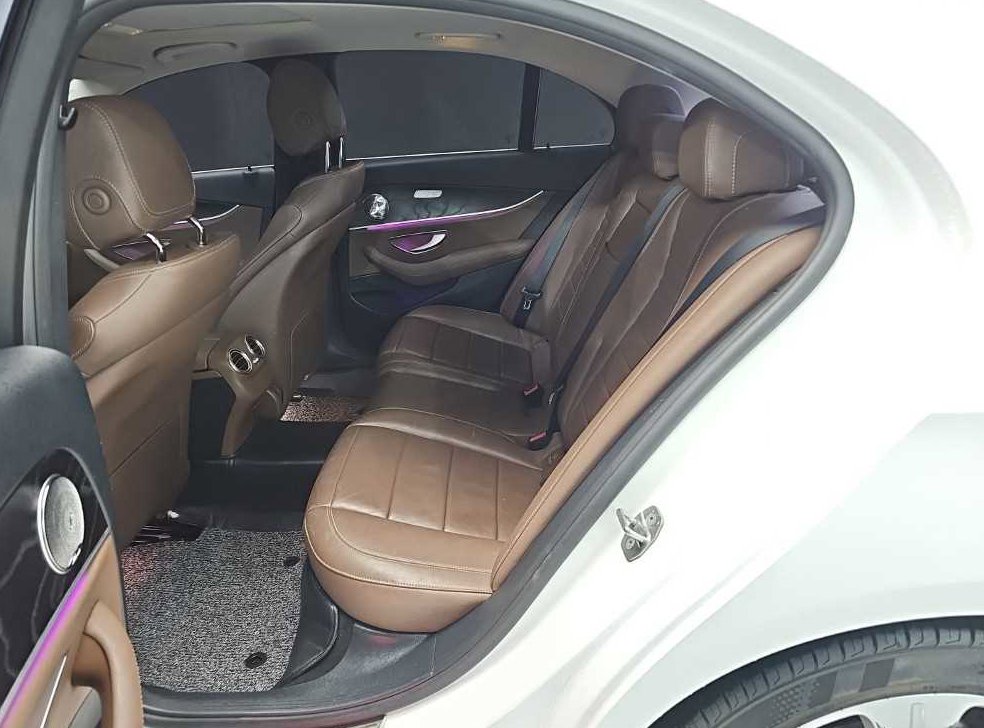 벤츠 E 클래스 E220d 아방가르드 사진 12