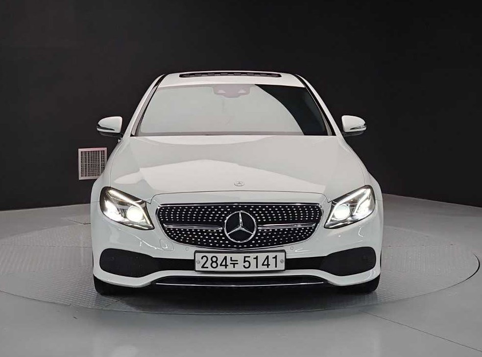 벤츠 E 클래스 E220d 아방가르드 사진 2