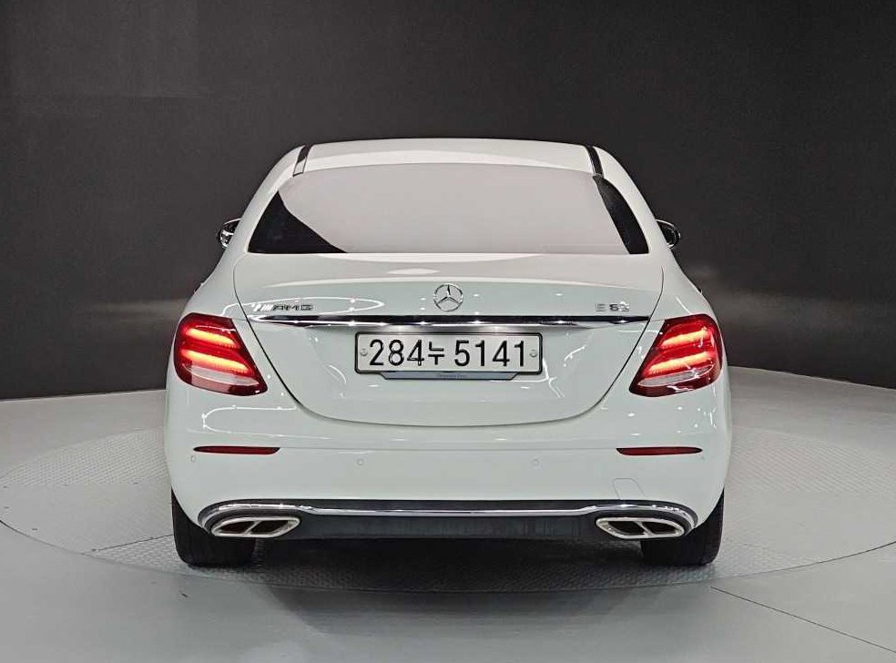 벤츠 E 클래스 E220d 아방가르드 사진 3