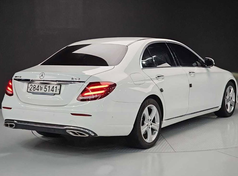 벤츠 E 클래스 E220d 아방가르드 사진 4