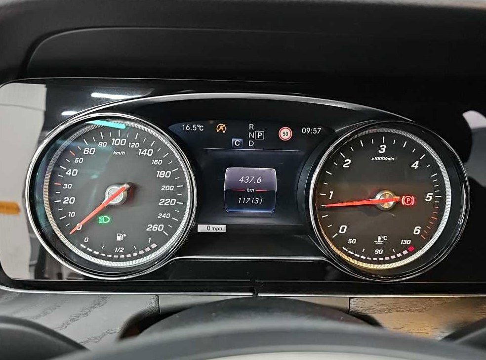 벤츠 E 클래스 E220d 아방가르드 사진 6
