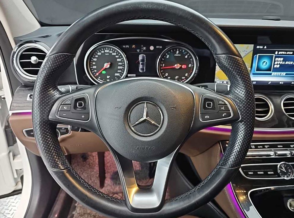 벤츠 E 클래스 E220d 아방가르드 사진 9