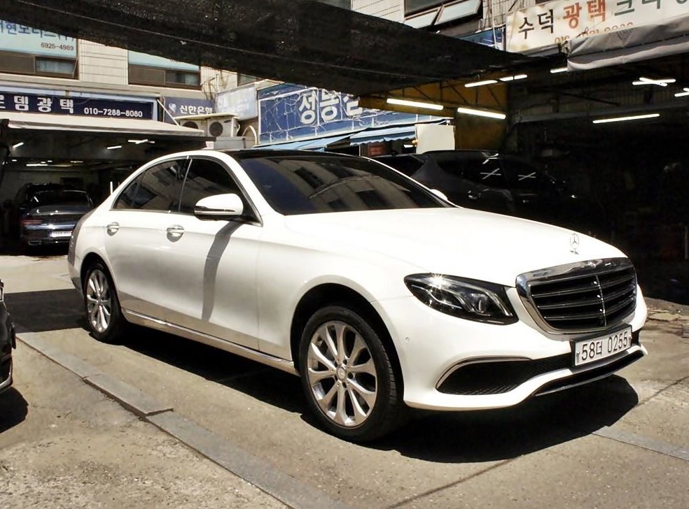 벤츠 E 클래스 E300 4MATIC 익스클루시브 사진 3
