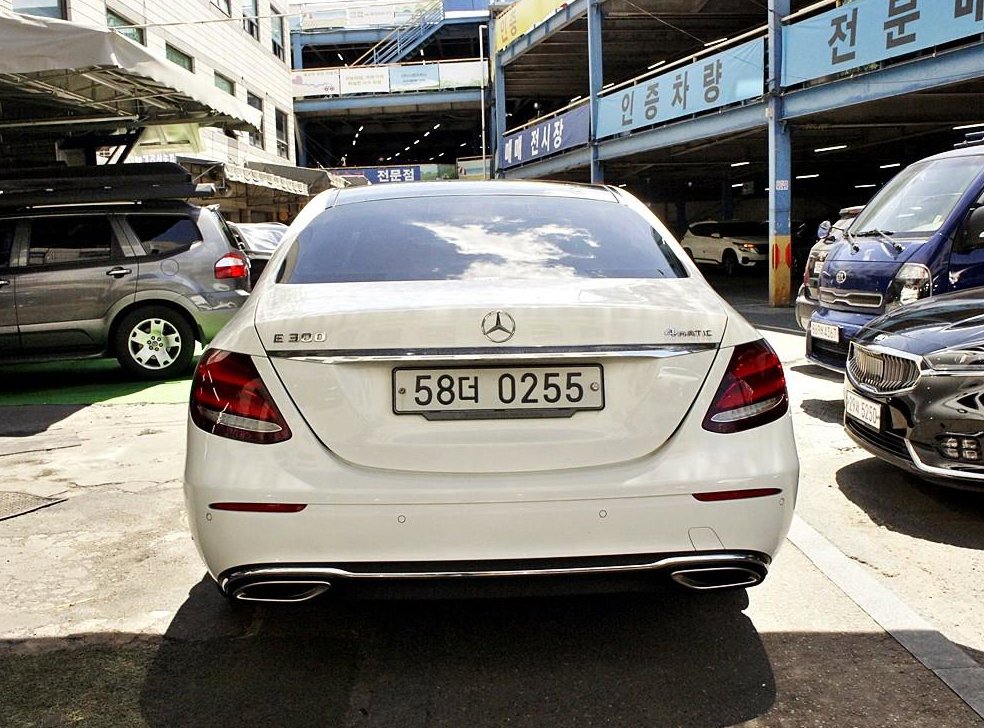 벤츠 E 클래스 E300 4MATIC 익스클루시브 사진 4