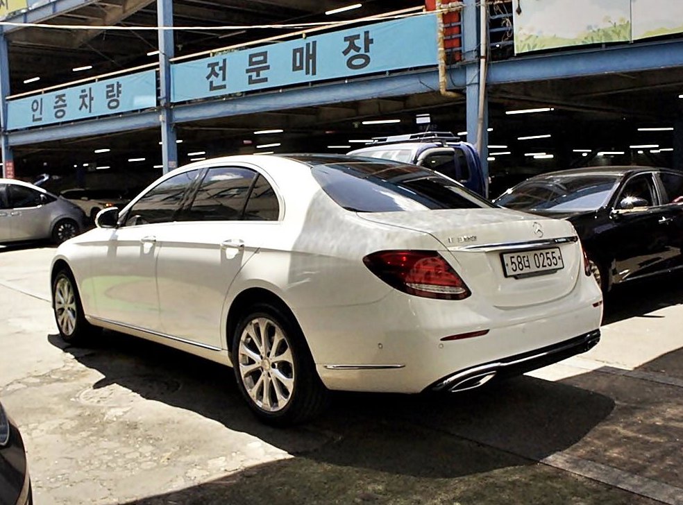 벤츠 E 클래스 E300 4MATIC 익스클루시브 사진 5