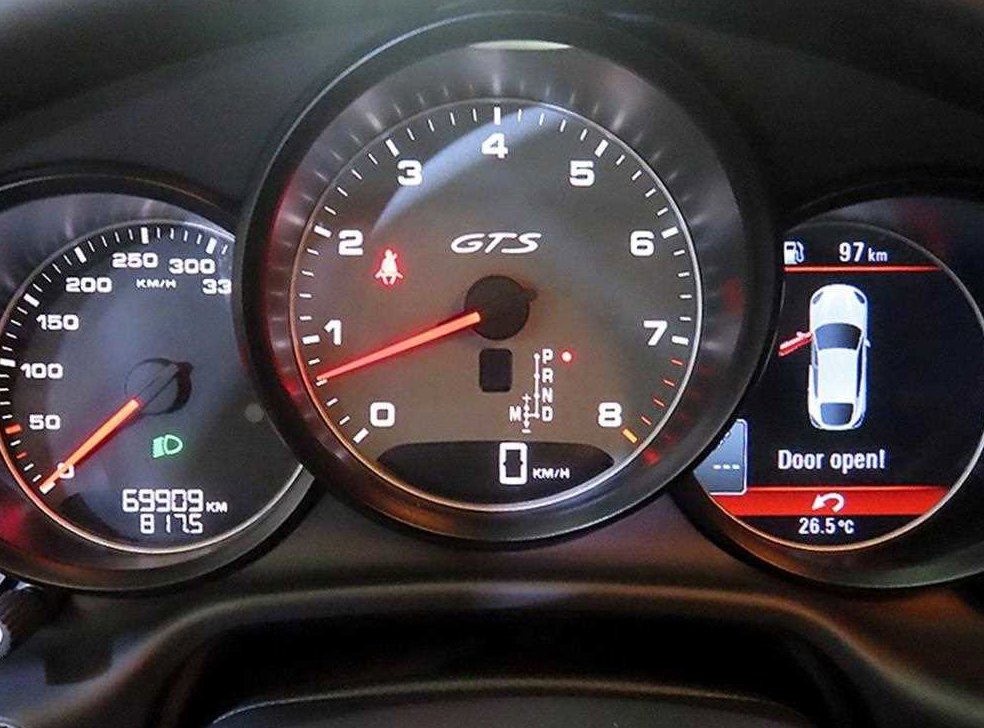 포르쉐 파나메라 4.8 GTS 사진 9
