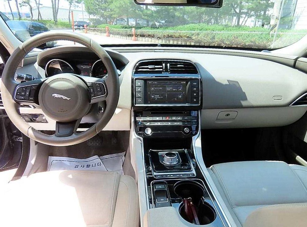 재규어 XE 2.0D 프레스티지 사진 7