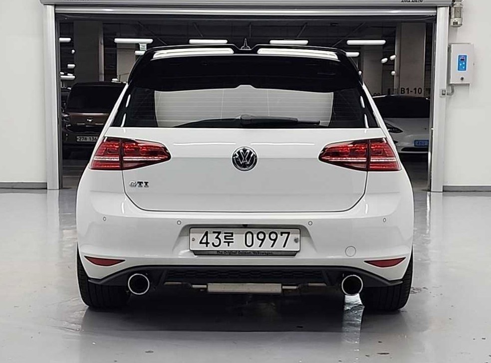 폭스바겐 골프 2.0 GTI 사진 3