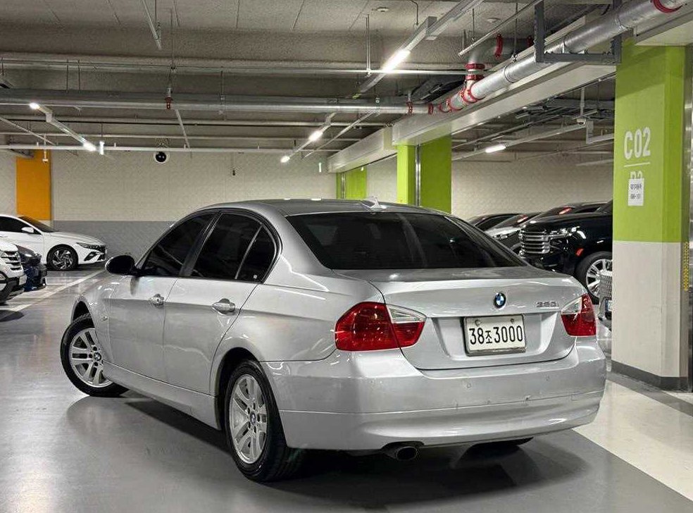 BMW 3시리즈 320i 세단 사진 3