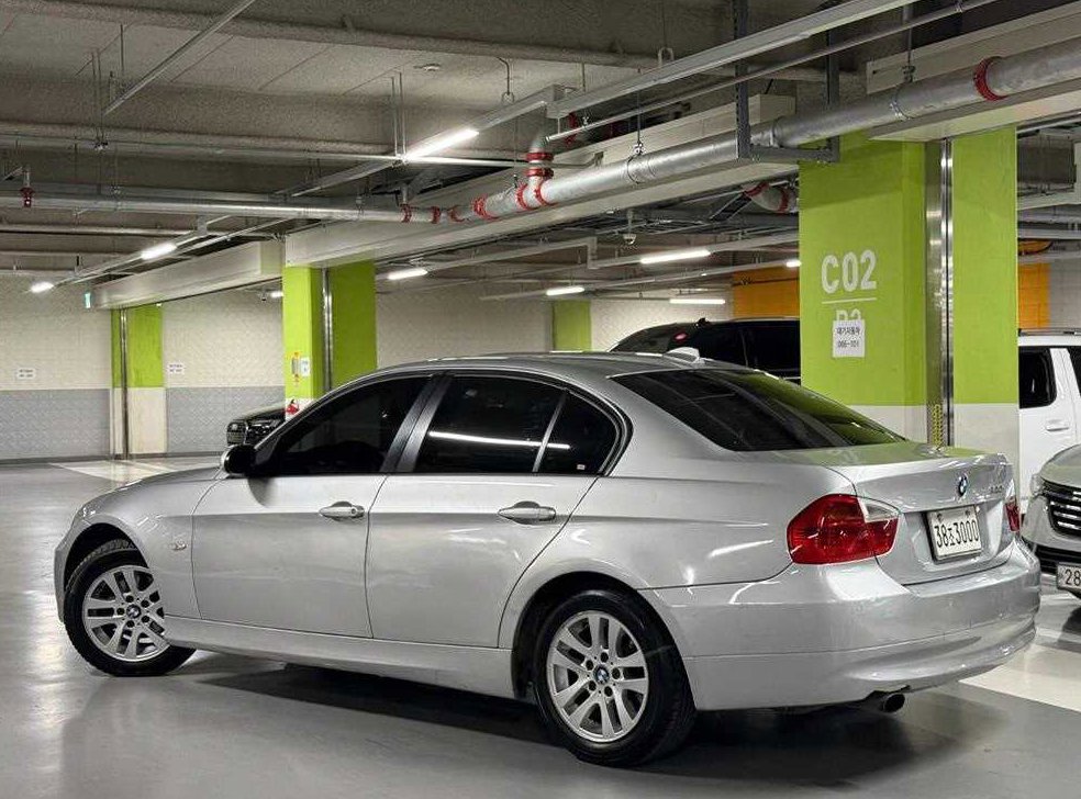 BMW 3시리즈 320i 세단 사진 4