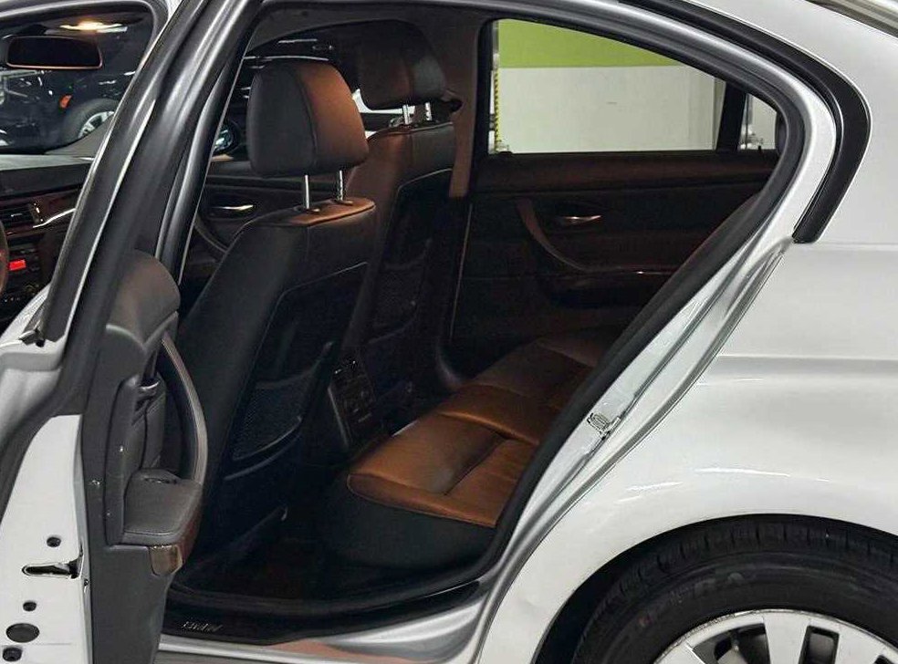 BMW 3시리즈 320i 세단 사진 9
