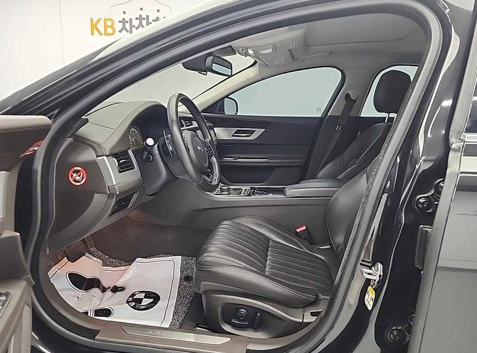 재규어 XF 2.0D 포트폴리오 사진 5