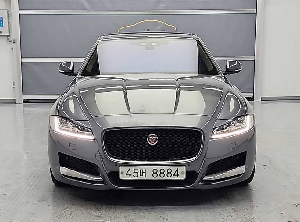 재규어 XF 2.5T 포트폴리오 사진 2
