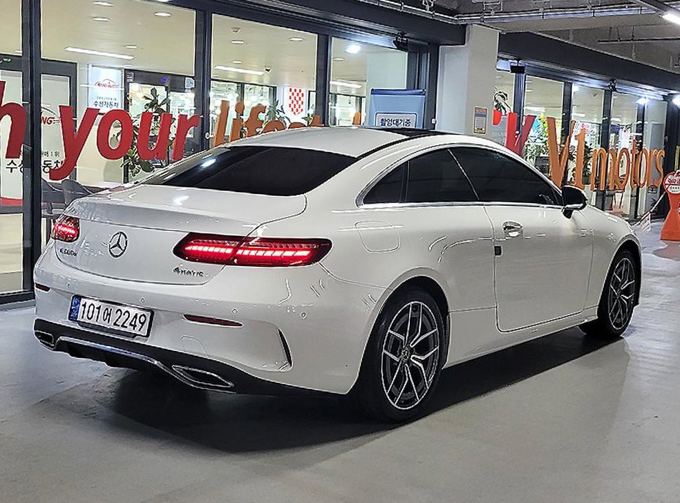 벤츠 E 클래스 E300d 4MATIC 쿠페 사진 4